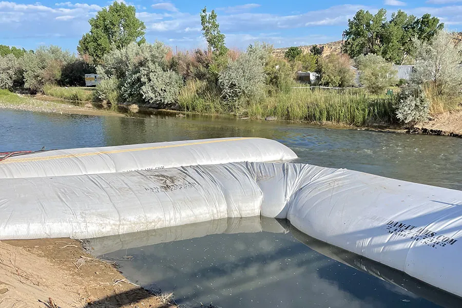water inflated cofferdam for flood prevention