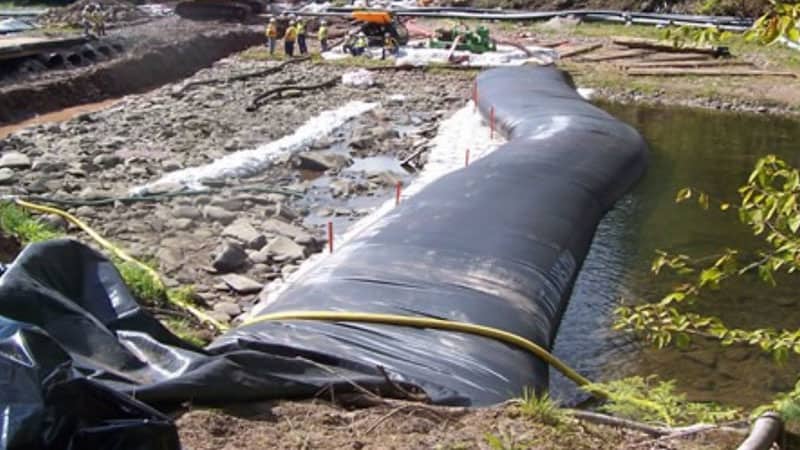 Water Filled Cofferdams Prevent Erosion on Construction Site